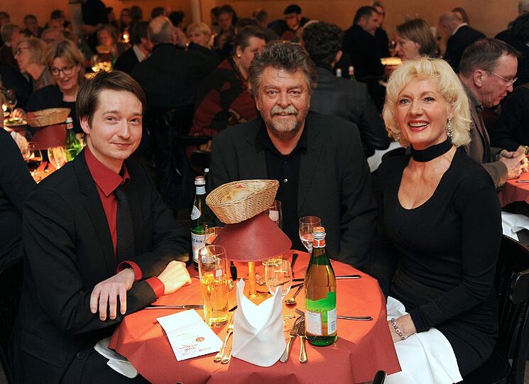 Lenbachhaus-Ex-Direktor Helmut Friedel (AZ-Ehrenstern) mit Ehefrau Karin und Regisseur Andreas Wiedermann (links).