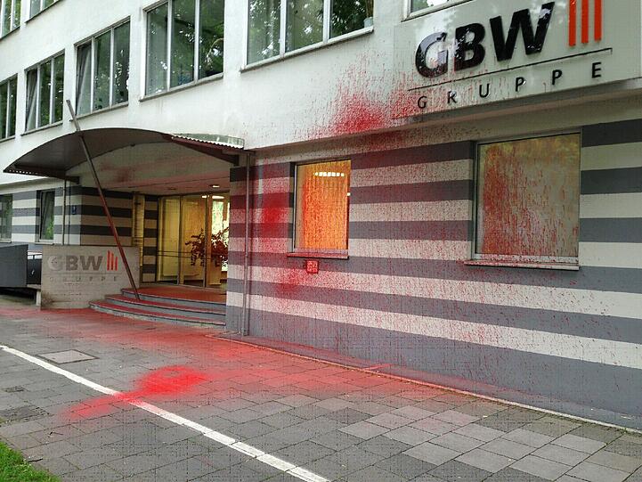 Der Eingang in das Verwaltungsgebäude der GBW-Gruppe in der Dom-Pedro-Straße 19 ist mit roter Farbe verschmiert.
