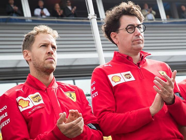 Scuderia-Teamchef Mattia Binotto (r) hat Sebastian Vettel (l) bereits die Wertschätzung der Scuderia versichert.