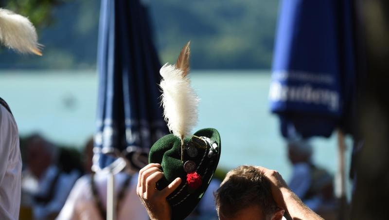 Ein Mann in Tracht sitzt in Kochel am See. Foto: picture alliance / Andreas Gebert/dpa/Archivbild Ein Mann in Tracht sitzt in Kochel am See. Foto: picture alliance / Andreas Gebert/dpa/Archivbild