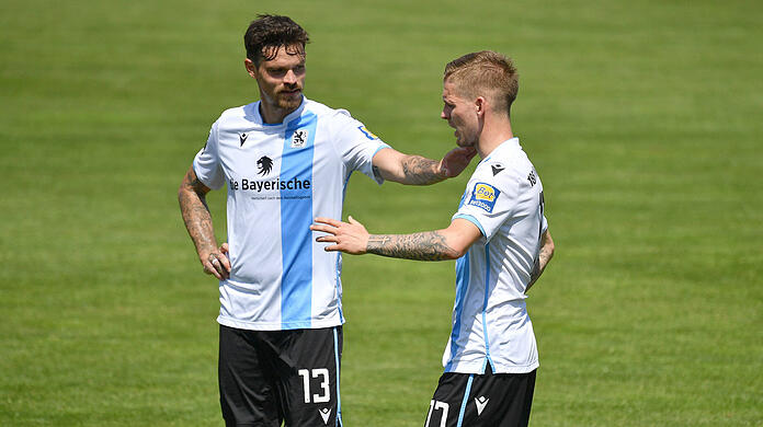 Duellieren sich derzeit um den Platz vor der Abwehr: Dennis Erdmann (links) und Daniel Wein.