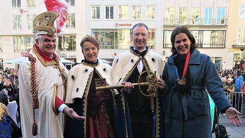 Machtübergabe: Bürgermeisterin Verena Dietl überreichte Steve I. und Ulrike I. den Stadtschlüssel - auch zur Freude von Narrhalla-Präsident Günther Grauer (l.).