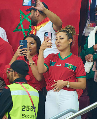 Comans Partnerin Sabrina Duvad (r.) beim WM-Spiel zwischen Kroatien und Marokko.
