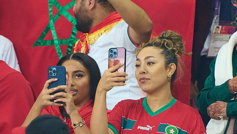 Comans Partnerin Sabrina Duvad (r.) beim WM-Spiel zwischen Kroatien und Marokko. Comans Partnerin Sabrina Duvad (r.) beim WM-Spiel zwischen Kroatien und Marokko.