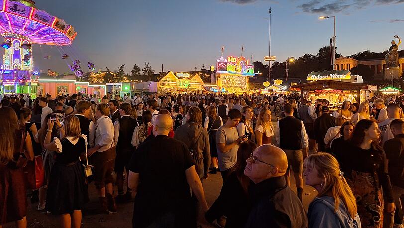 Der erste Tag der Wiesn 2024 neigt sich dem Ende entgegen.