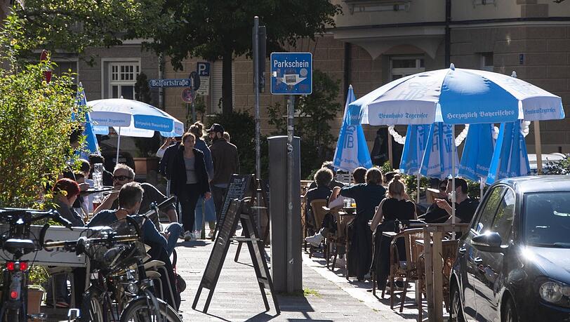 Wie hier in Haidhausen wurde es für Fußgänger an Freischankflächen oft eng.