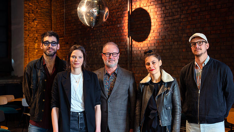 Intendant Andreas Beck umgeben von seinen Hausregisseurinnen und Regisseuren Thom Luz (links), Elsa-Sophie Jach, Nora Schlocker und Alexander Eisenach. Intendant Andreas Beck umgeben von seinen Hausregisseurinnen und Regisseuren Thom Luz (links), Elsa-Sophie Jach, Nora Schlocker und Alexander Eisenach.