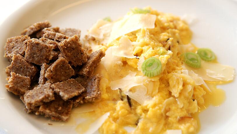 Rührei mit Lauchzwiebeln und Mandeln Rührei mit Lauchzwiebeln und Mandeln