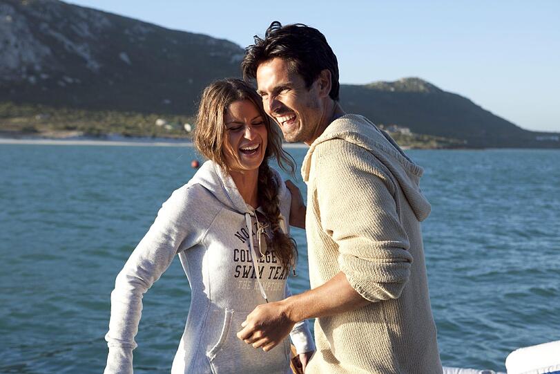 Alissa und Bachelor Jan amüsieren sich beim Ausflug auf einem Hausboot.