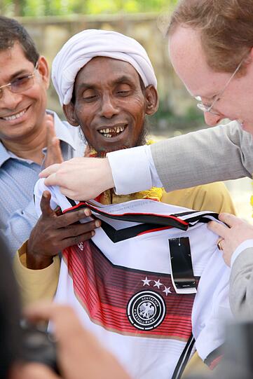 Der Landwirt Amjad Hossain hatte die Idee. In Magura im Südwesten von Bangladesh wird er von Mitarbeitern der Deutschen Botschaft für seine Idee geehrt, die 3,5 Kilometer lange Deutschlandfahne herzustellen. Hossain erhielt ein Trikot der Fußball-Nationalmannschaft mit drei Sternen. Mit der Fahne, die am selben Tag im Sportstadion des Ortes ausgebreitet wurde, will Hossain seine Unterstützung für die Deutschen im Finale der Fifa-Fußball-WM in Brasilien demonstrieren.