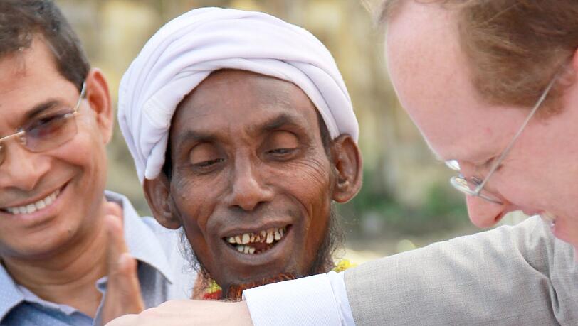 Der Landwirt Amjad Hossain hatte die Idee. In Magura im Südwesten von Bangladesh wird er von Mitarbeitern der Deutschen Botschaft für seine Idee geehrt, die 3,5 Kilometer lange Deutschlandfahne herzustellen. Hossain erhielt ein Trikot der Fußball-Nationalmannschaft mit drei Sternen. Mit der Fahne, die am selben Tag im Sportstadion des Ortes ausgebreitet wurde, will Hossain seine Unterstützung für die Deutschen im Finale der Fifa-Fußball-WM in Brasilien demonstrieren. Der Landwirt Amjad Hossain hatte die Idee. In Magura im Südwesten von Bangladesh wird er von Mitarbeitern der Deutschen Botschaft für seine Idee geehrt, die 3,5 Kilometer lange Deutschlandfahne herzustellen. Hossain erhielt ein Trikot der Fußball-Nationalmannschaft mit drei Sternen. Mit der Fahne, die am selben Tag im Sportstadion des Ortes ausgebreitet wurde, will Hossain seine Unterstützung für die Deutschen im Finale der Fifa-Fußball-WM in Brasilien demonstrieren.