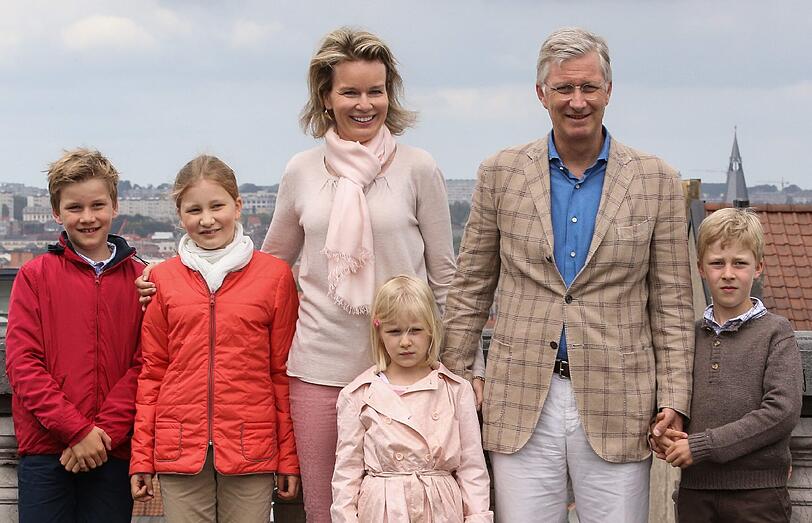 Königin Mathilde und König Philippe von Belgien mit ihren Kindern Gabriel, Elisabeth Eleonore und Emmanuel (v.l.).