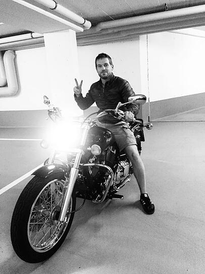 Joscha Kiefer (SOKO München): &bdquo;Ich habe mir nach vier Jahren Abstinenz eine Yamaha DragStar zugelegt. Die baue ich gerade zum Bobber um und hoffe, dass ich dieses Jahr noch die ein oder andere Tour damit machen kann.&ldquo;