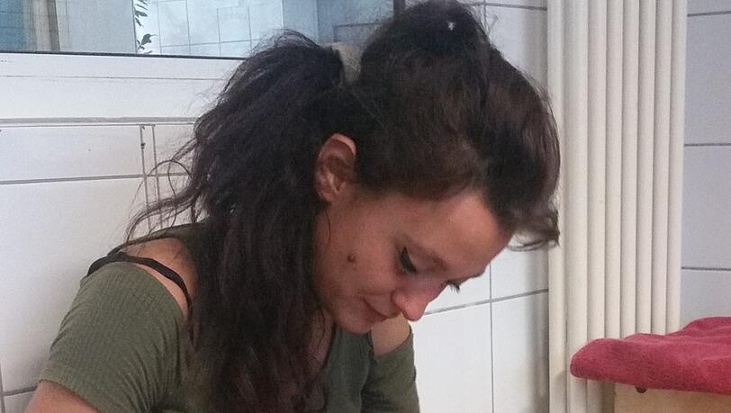 Mirjam Filipovic versorgt ein Tier. Mirjam Filipovic versorgt ein Tier.