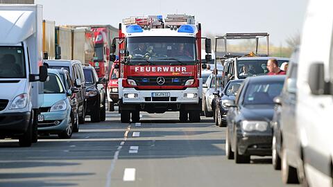 So soll es eigentlich aussehen: Eine Rettungsgasse auf der Autobahn. (Symbolbild)