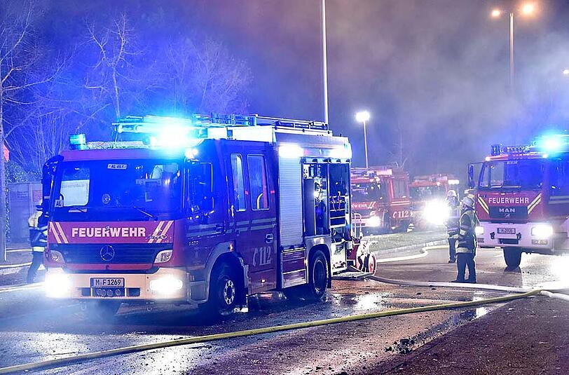 Am frühen Donnerstagmorgen kam es zu einem Brand auf einer Baustelle in der Von-Kahr-Straße. Der Rohbau eines Mehrfamilienhauses wurde komplett zerstört.