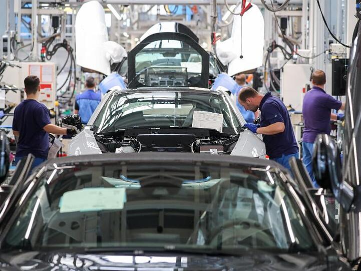 BMW-Werk Leipzig: Der Abwärtstrend im Autogeschäft hat tiefe Löcher in die Bilanzen vieler Hersteller gerissen.