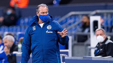 Muss mit Schalke im DFB-Pokal gegen Viertligist Ulm ran: Interimstrainer Huub Stevens.