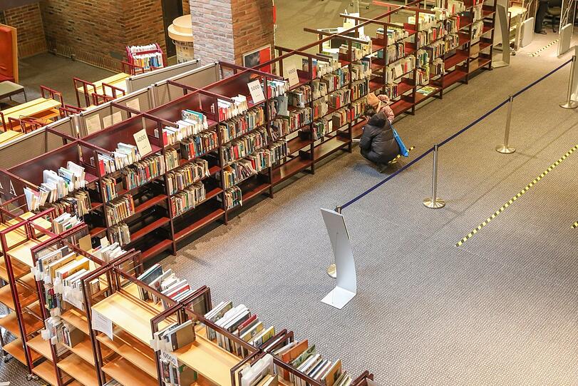 Im Foyer der Stadtbibliothek am Gasteig haben die Mitarbeiter all die vorbestellten Bücher in neu aufgestellte Regale sortiert - für die kontaktlose Abholung. Die Bilder vom Bibliothek-Besuch zum Durchklicken.