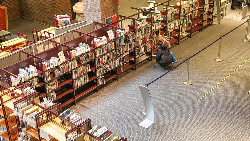 Im Foyer der Stadtbibliothek am Gasteig haben die Mitarbeiter all die vorbestellten Bücher in neu aufgestellte Regale sortiert - für die kontaktlose Abholung. Die Bilder vom Bibliothek-Besuch zum Durchklicken. Im Foyer der Stadtbibliothek am Gasteig haben die Mitarbeiter all die vorbestellten Bücher in neu aufgestellte Regale sortiert - für die kontaktlose Abholung. Die Bilder vom Bibliothek-Besuch zum Durchklicken.