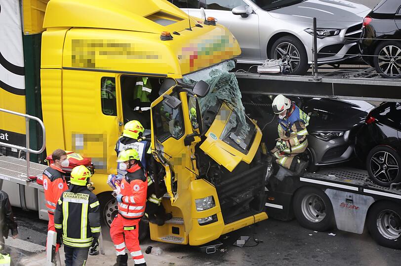 Der Fahrer des österreichischen Sattelzuges fuhr trotz Vollbremsung auf den Autotransporter auf. Dabei wurde der 47-Jährige lebensbedrohlich verletzt und in seinem Lkw eingeklemmt.