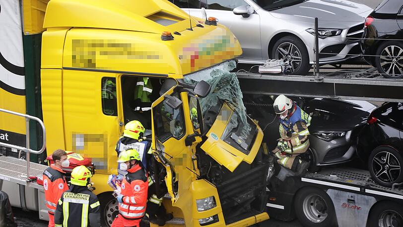 Der Fahrer des österreichischen Sattelzuges fuhr trotz Vollbremsung auf den Autotransporter auf. Dabei wurde der 47-Jährige lebensbedrohlich verletzt und in seinem Lkw eingeklemmt.