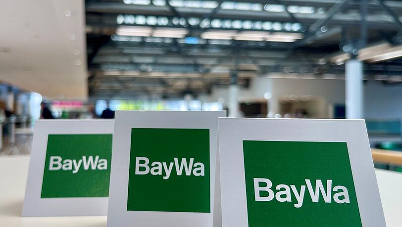 Tischaufsteller bei der Baywa-Hauptversammlung in München. Ein Jahr nach der Fast-Pleite des Traditionsunternehmens hat sich die Staatsanwaltschaft mit einem Ermittlungsverfahren eingeschaltet. (Symbolbild) Tischaufsteller bei der Baywa-Hauptversammlung in München. Ein Jahr nach der Fast-Pleite des Traditionsunternehmens hat sich die Staatsanwaltschaft mit einem Ermittlungsverfahren eingeschaltet. (Symbolbild)
