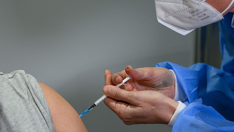 Am BGH geht es heute um die Klage einer Frau, die im M&auml;rz 2021 mit dem Impfstoff Vaxzevria des Herstellers Astrazeneca geimpft wurde. (Symbolbild)