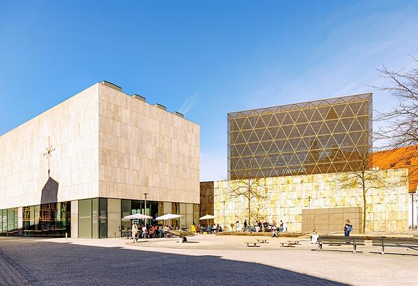 Das J&uuml;dische Museum und die Hauptsynagoge am Sankt-Jakobs-Platz.