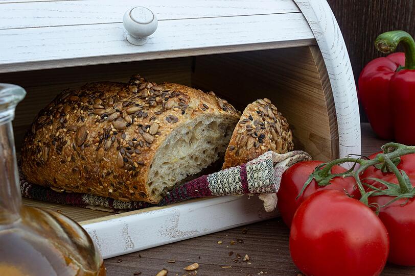 Auch sollte es nicht luftdicht eingepackt sein, da sich so schneller Schimmel bilden kann. Optimaler Lagerplatz f&uuml;r Brot ist ein h&ouml;lzerner oder t&ouml;nerner Brotkasten, da durch diese Materialien f&uuml;r ausreichend Bel&uuml;ftung gesorgt ist. Wickeln Sie aus dem gleichen Grund ihr Brot besser in Papier oder Baumwollstoff ein als in Plastik.