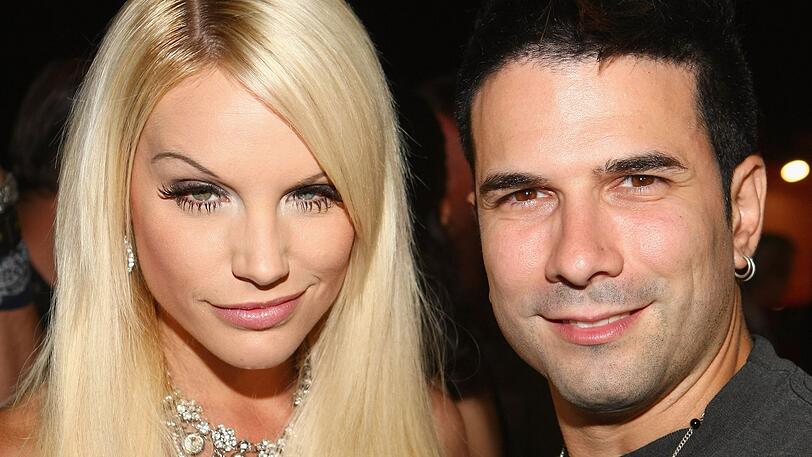 Im Jahr 2009 war Gina-Lisa Lohfink einige Monate mit Sänger Marc Terenzi liiert. Im Jahr 2009 war Gina-Lisa Lohfink einige Monate mit Sänger Marc Terenzi liiert.