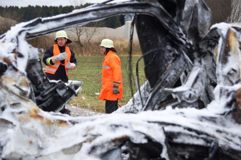 Horror-Unfall am Tag von Heiligabend: Ein Auto ist auf der B12 gegen einen Baum geschleudert. Der Insasse verbrannte im Wrack.