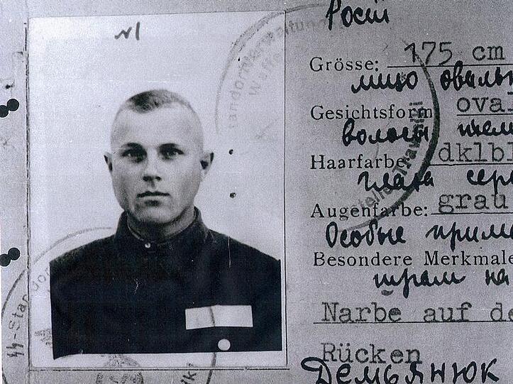 Der Dienstausweis von Iwan "John" Demjanjuk, den er als "Wachmann" 1942 in seinem Ausbildungslager Trawniki bekommen hat und in dem u.a. eingetragen ist: "27.3.43 Sobibor".