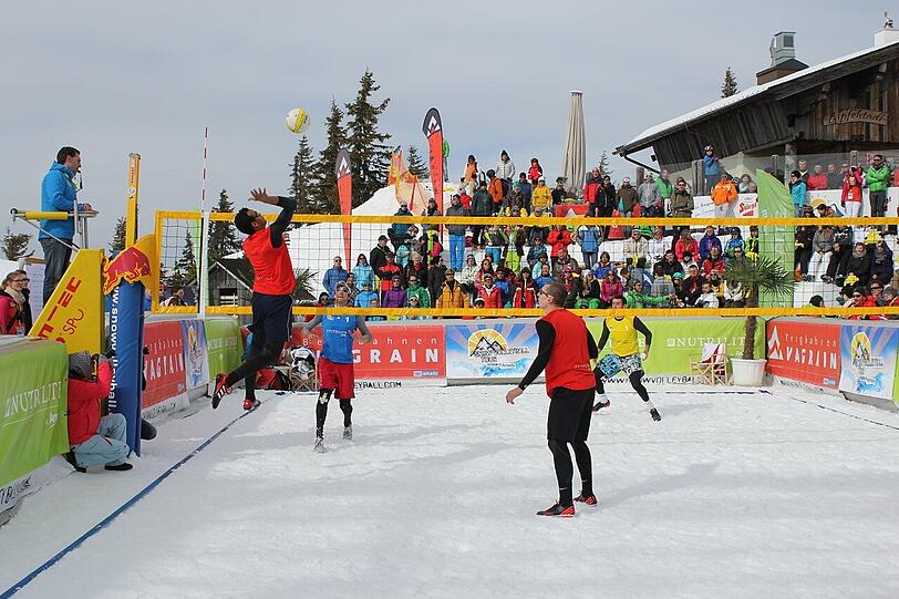 Die besten Bilder vom Turnier der "Snow Volleyball Tour 2013 powered by Amway" auf 1860 Metern Höhe in Wagrain/Österreich.