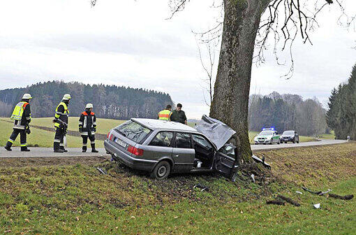 Mit Wucht gegen den Baum: Zwischen Glonn und Feldkirchen kam es am Samstag zu einem schweren Unfall.