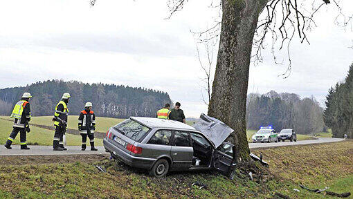 Mit Wucht gegen den Baum: Zwischen Glonn und Feldkirchen kam es am Samstag zu einem schweren Unfall. Mit Wucht gegen den Baum: Zwischen Glonn und Feldkirchen kam es am Samstag zu einem schweren Unfall.