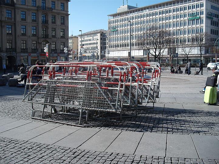 Am Justizpalast: Bereits am Sonntag bereiten sich einzelne Medienvertreter auf den Prozessbeginn am Montag vor.