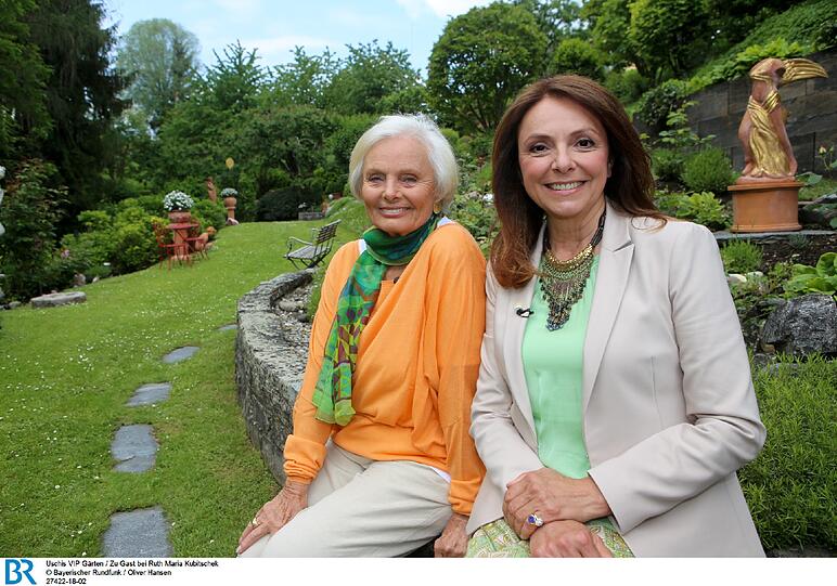 &bdquo;Grüne Oasen sind Trend&ldquo;, sagt BR-Moderatorin Uschi Dämmrich von Luttitz, die Ruth Maria Kubitschek in ihrem Terrassengarten besucht hat.