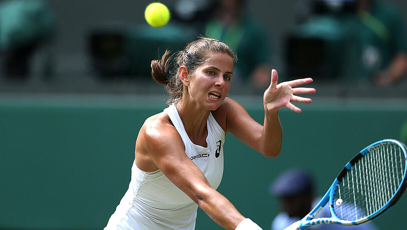 Julia Görges verpasste eine Überraschung gegen die siebenmalige Wimbledonsiegerin Serena Williams aus den USA und verlor ihr Halbfinal-Match mit 2:6, 4:6. Julia Görges verpasste eine Überraschung gegen die siebenmalige Wimbledonsiegerin Serena Williams aus den USA und verlor ihr Halbfinal-Match mit 2:6, 4:6.
