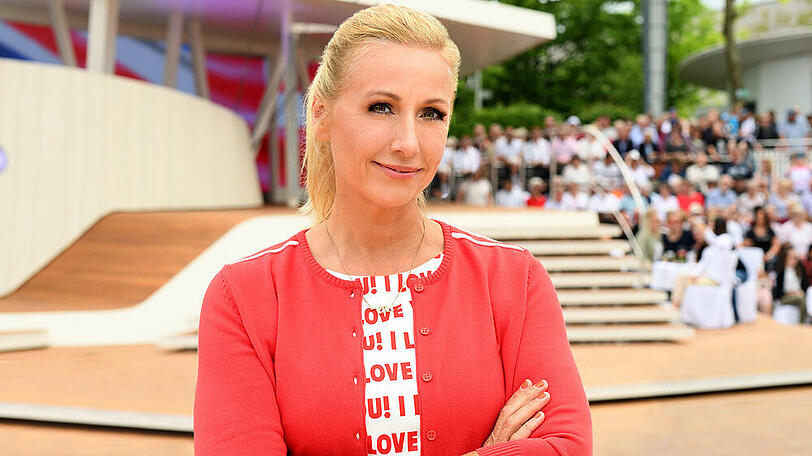 Moderatorin Andrea Kiewel ist zum ersten Mal beim "ZDF-Fernsehgarten" von einem Unwetter überrascht worden