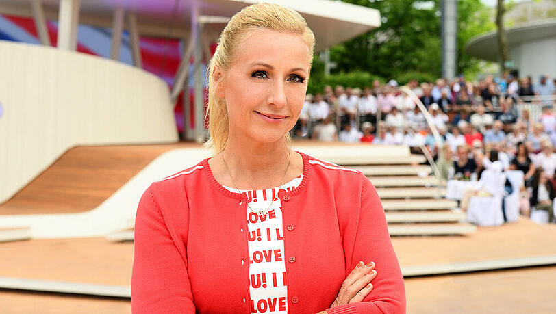 Moderatorin Andrea Kiewel ist zum ersten Mal beim "ZDF-Fernsehgarten" von einem Unwetter überrascht worden Moderatorin Andrea Kiewel ist zum ersten Mal beim "ZDF-Fernsehgarten" von einem Unwetter überrascht worden