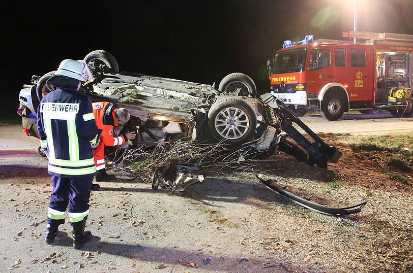 Der demolierte Volvo an der Unfallstelle. Der 21-Jährige starb noch im Wrack.