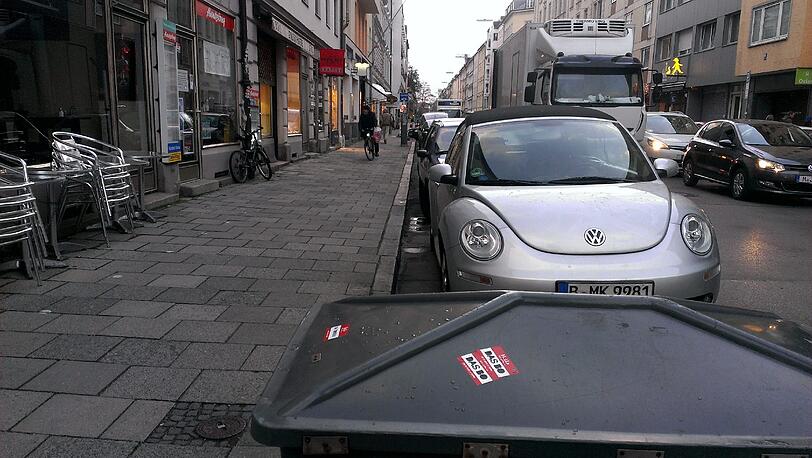 Ihn hat's auch erwischt: Ein Streusplittkasten in der Türkenstraße.
