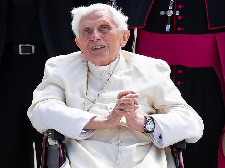 Der emeritierte Papst Benedikt XVI. kommt am Flughafen München zu seinem Flugzeug. Foto: Sven Hoppe/dpa-Pool/dpa/Archiv