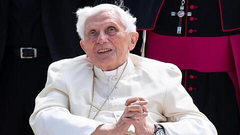 Der emeritierte Papst Benedikt XVI. kommt am Flughafen München zu seinem Flugzeug. Foto: Sven Hoppe/dpa-Pool/dpa/Archiv