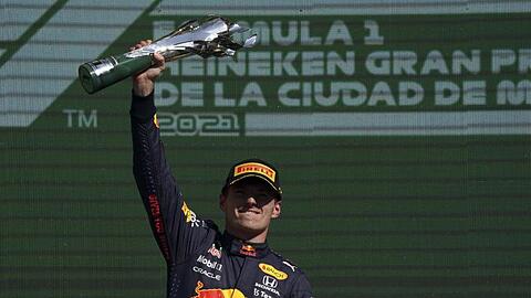 Max Verstappen jubelt auf dem Podium über seinen Sieg.