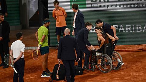 Im Rollstuhl wurde Zverev vom Platz gebracht.