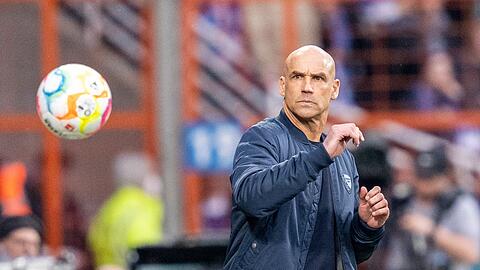 Bochums Trainer Thomas Letsch am Spielfeldrand.