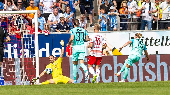 Für Löwen-Stürmer Fynn Lakenmacher (r.) lief es am Sonntagabend nicht rund.  SSV-Keeper Felix Gebhart parierte den 23-Jährigen mit zwei herausragenden Paraden.