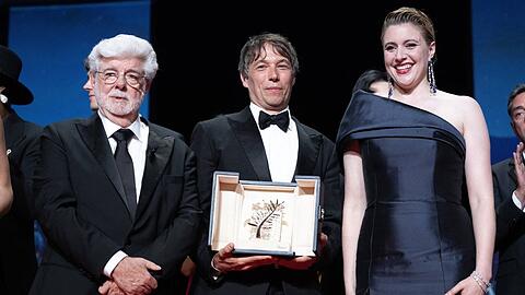 Posierten für ein Erinnerungsbild während des Abschlussabends: George Lucas (l.), Sean Baker und Jury-Vorsitzende Greta Gerwig.
